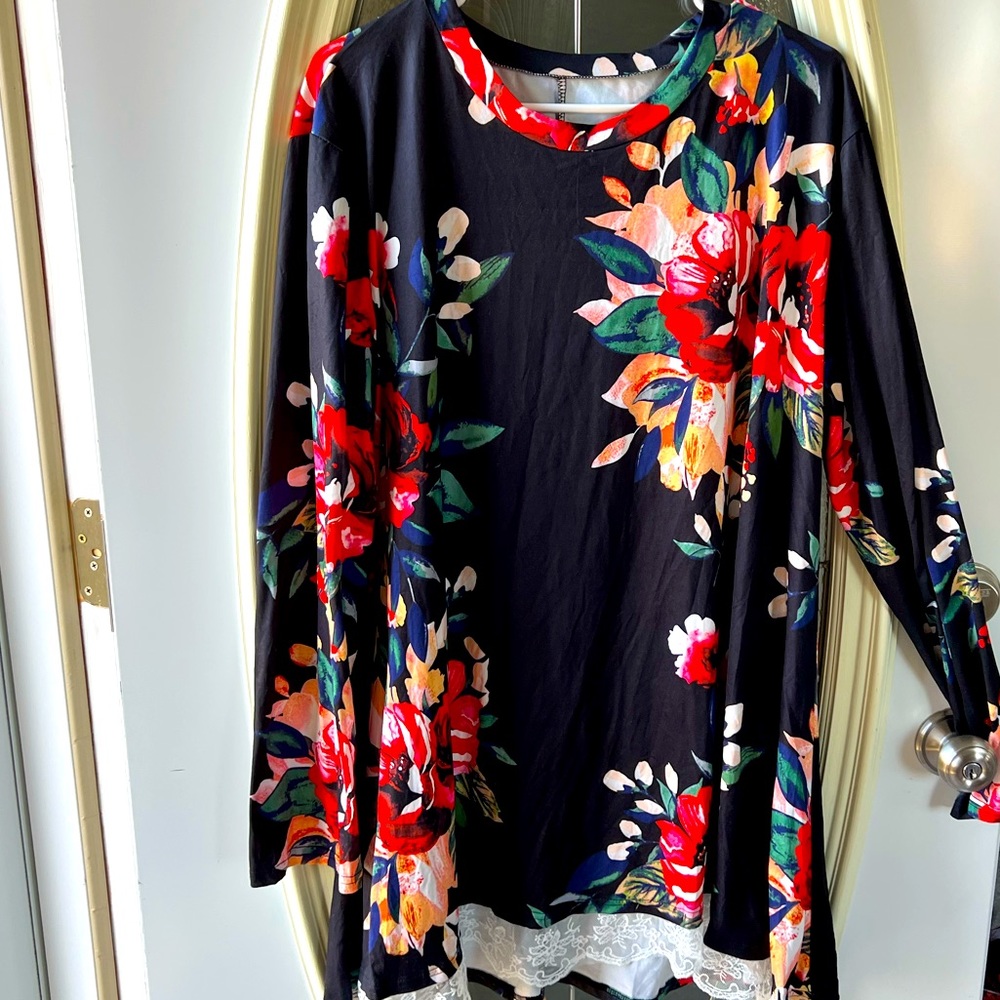 Black and floral XL top with lace detail at bottom